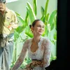 Luna Maya pakai kebaya