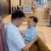 Ruben Onsu dan anak tertawa