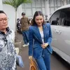 Sarwendah pakai jas biru