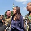 Sarwendah pakai kemeja biru