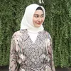 Potret Memes Prameswari pakai hijab.