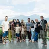 Potret Ririe Fairus momong anak.