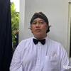Mamuk Rahmadona berdiri di depan dinding putih