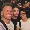 Manohara dan Kristian Hansen dan sahabat di tengah keramaian