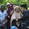 Kerabat Mansyur S menangis