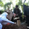 Mansyur S menabur bunga di makam istri