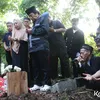 Mansyur S berdoa di makam istri