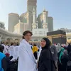 Marcell Darwin dan istri saat umrah 