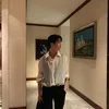 Mark Lee Pakai Kemeja Putih