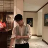 Mark Lee Menggulung Lengan Baju