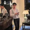 Mark Lee Menoleh ke Kamera