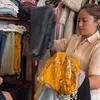 Marshanda jual baju bekas