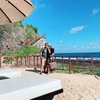 Dendy dan Ovie pun makin mesra. Kala senggang, pasangan pengusaha ini liburan ke resort mewah di Bali.