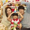 Dalam film 'BE WITH YOU', Son Ye Jin berperan sebagai istri dari karakter yang dimainkan So Ji Sub. Keduanya memiliki seorang putra yang sangat lucu.
