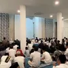 Suasana salat jamaah di masjid Ivan Gunawan