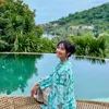Pose cantik Maudy Koesnaedi di tepi kolam renang.
