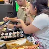 Suami Mayangsari dan anak makan bersama