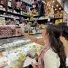 Anak Mayangsari melihat sebuah barang