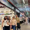Mayangsari berpose di area pasar Melbourne