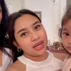 Khirani anak Mayangsari pakai baju putih