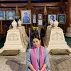 Khirani berpose di antara dua pusara