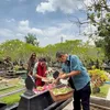 Mayangsari ziarah dengan keluarga