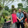 Mayangsari dan keluarga berfoto di kuburan