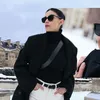 Medina Dina tampil cantik dengan outfit hitam putih.