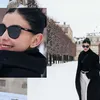 Medina Dina tampil cantik di tengah hamparan salju.