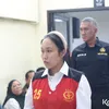 Melani Mecimapro pakai rompi merah
