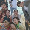 Menyambut pernikahan Hye Jin dan Du Sik sekaligus mengakhiri episode final, para pemeran HOMETOWN CHA CHA CHA tidak lupa berfoto di indahnya pantai kota Gongjin. 