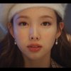 Nayeon TWICE membuka teaser MV dengan wajahnya yang cantik namun dengan raut wajah sedih seolah menantikan sesuatu terjadi.