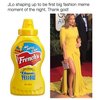Gaun cantik yang dikenakan Jennifer Lopez rupanya dinilai terlalu cerah. Sedikit banyak benar sih, makanya gaun J-Lo disamakan dengan tempat makanan berwarna kuning itu.