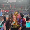 Rizky Febian dan Mahalini bareng piala Bahkan Voli