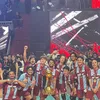 Rizky Febian dan tim the mucisians bareng piala Bahkan Voli