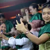 wanita berselfie di workshop gelung