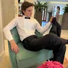 Potret Louis Partridge