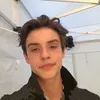 Potret Louis Partridge