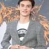 Potret Louis Partridge