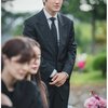 Potret selanjutnya, Choi Siwon sudah bersih dari jenggotnya. Ia tampil lebih formal dengan setelan jas berwarna hitam dan tampak sedang berakting di adegan duka. Ia terlihat sedang berada di suatu makam pada foto tersebut.