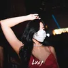 Potret DJ Una kenakan busana merah menantang.