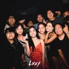 Potret DJ Una kenakan busana merah menantang.
