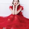 Bagaikan putri yang sedang menunggu pangeran. Jisoo BLACKPINK terlihat begitu anggun dan cantik dengan dress merah karya Dior.