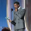 Michael B. Jordan memegang piala Actor Awards 2026
