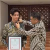 Momen Michael Octavian menerima penghargaan 