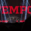 Minho SHINee menyanyikan lagu tempo
