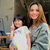 Potret Acha Septriasa dan anaknya bak kakak adik.