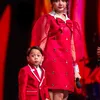 Abang L dan Rina Nose berdiri berdampingan