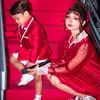 Abang L dan Rina Nose duduk di tangga