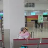 Temani Viola ke Bandara